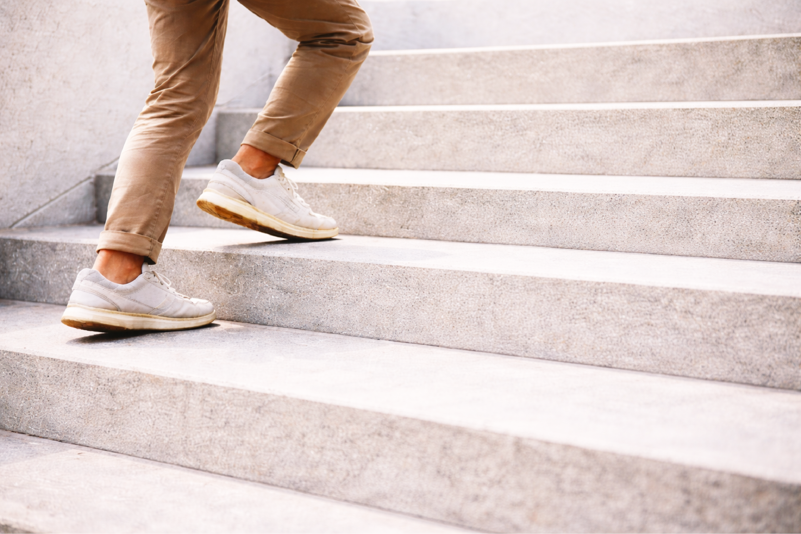 Persona subiendo una escalera, símbolo de avance y superación